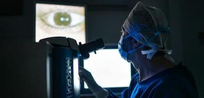 Jakie są pierwsze objawy zaćmy i kiedy zgłosić się do lekarza?